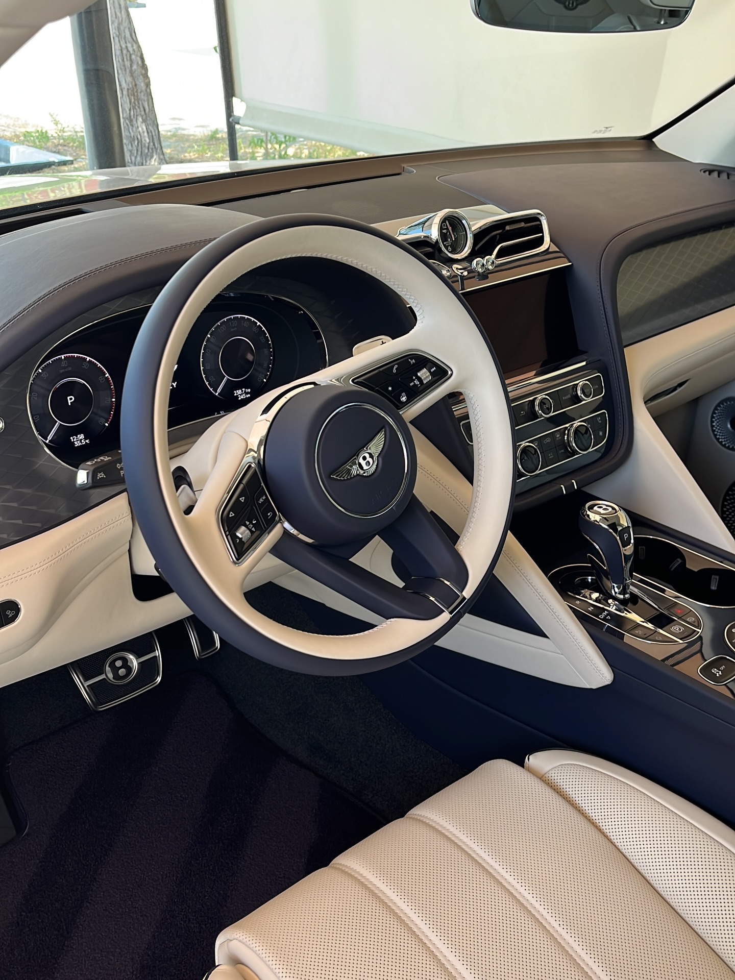 Bentley Bentayga cockpit after interior detail